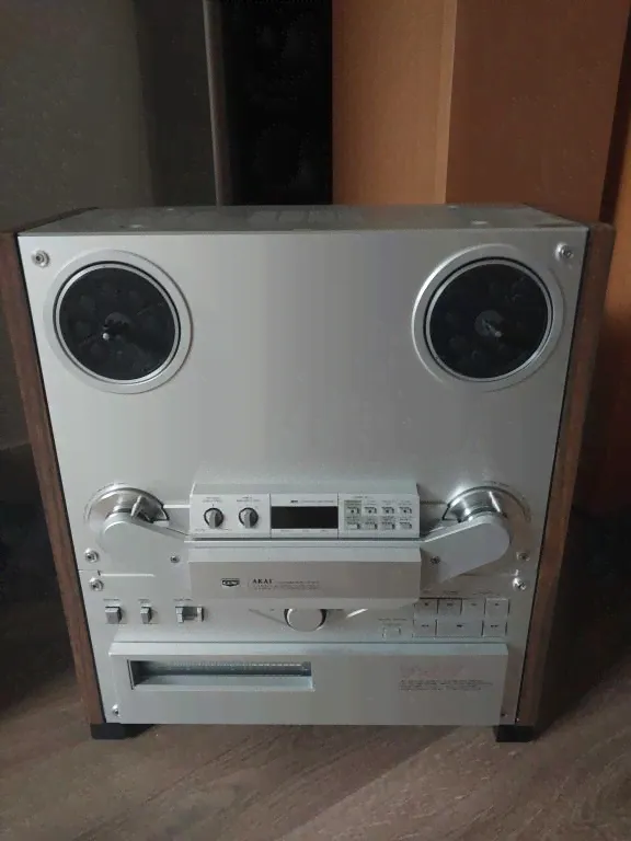 Катушечный магнитофон Akai 747