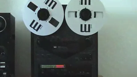 Akai GX 747 Reel To Reel Playing A Trancy Dancy Piece