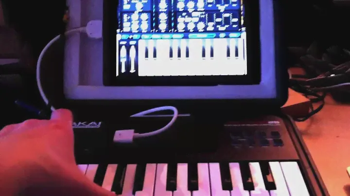 How to connect AKAI Synthstation 25 with an IPad